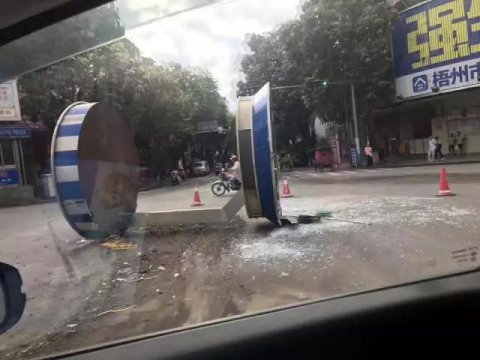 交通崗亭“橫躺”馬路上，究竟怎么回事？